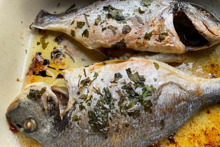 Dos besugos asados sin historias recién salidos del horno.