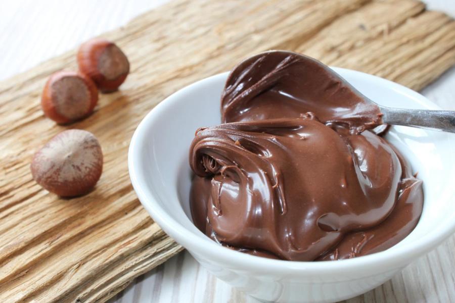 Un cuenco con crema de cacao y avellana.