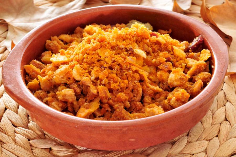 Migas tradicionales en cazuela de barro.