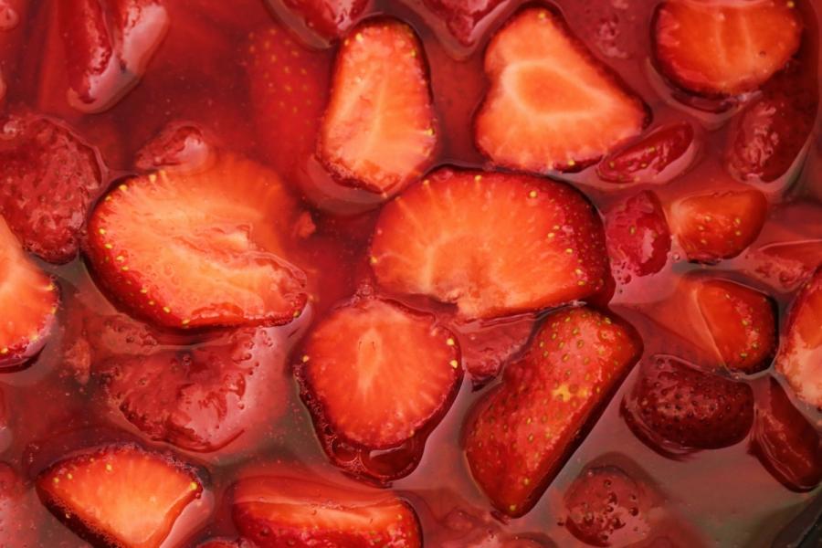 Fresas en almíbar a media cocción, con un almíbar todavía ligero.