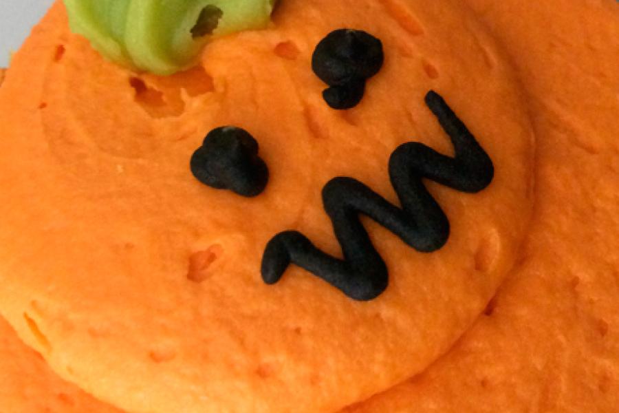 Biacochitos con forma de calabaza terrorífica.