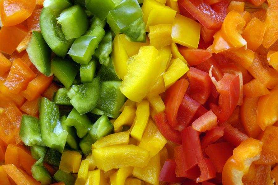 Pimientos de colores cortados en dados.