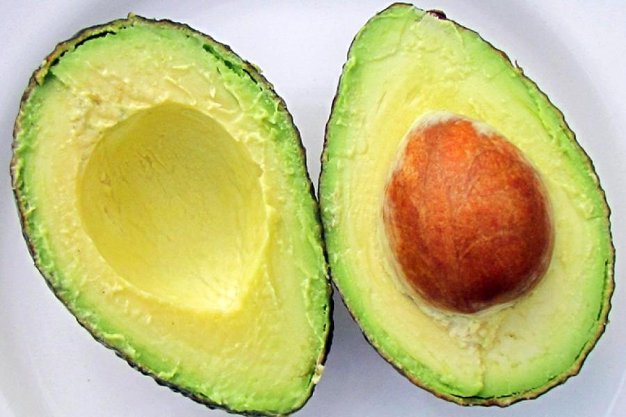 Un aguacate partido en dos mitades.