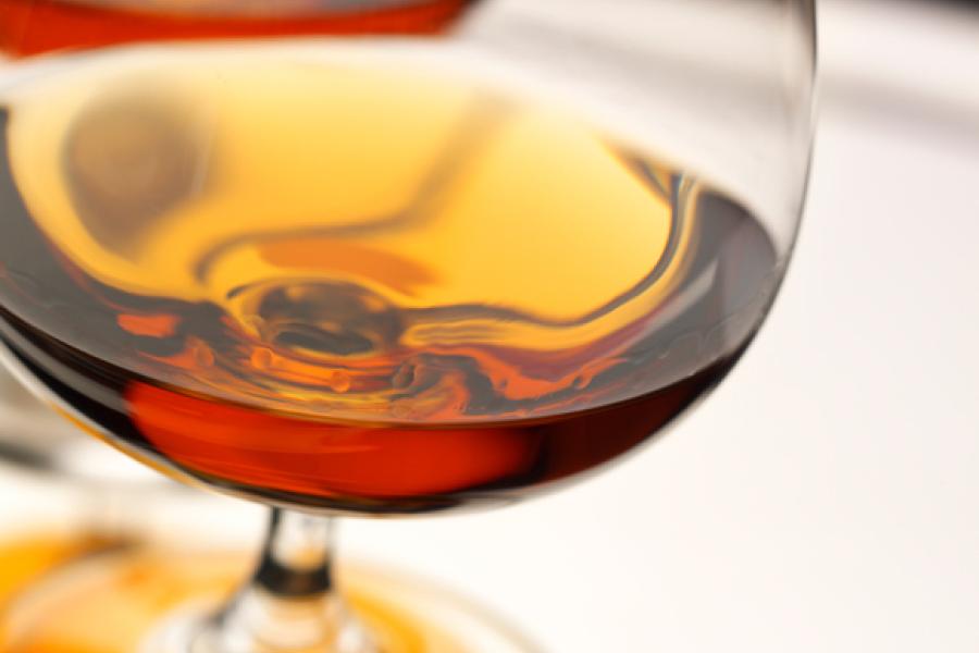 Brandy en una copa especial para brandy.