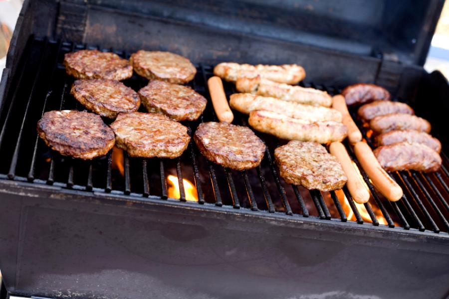 Hamburguesas y carne a la parrilla.
