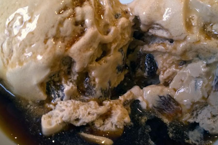 Helado de vainilla con pasas y jerez dulce.