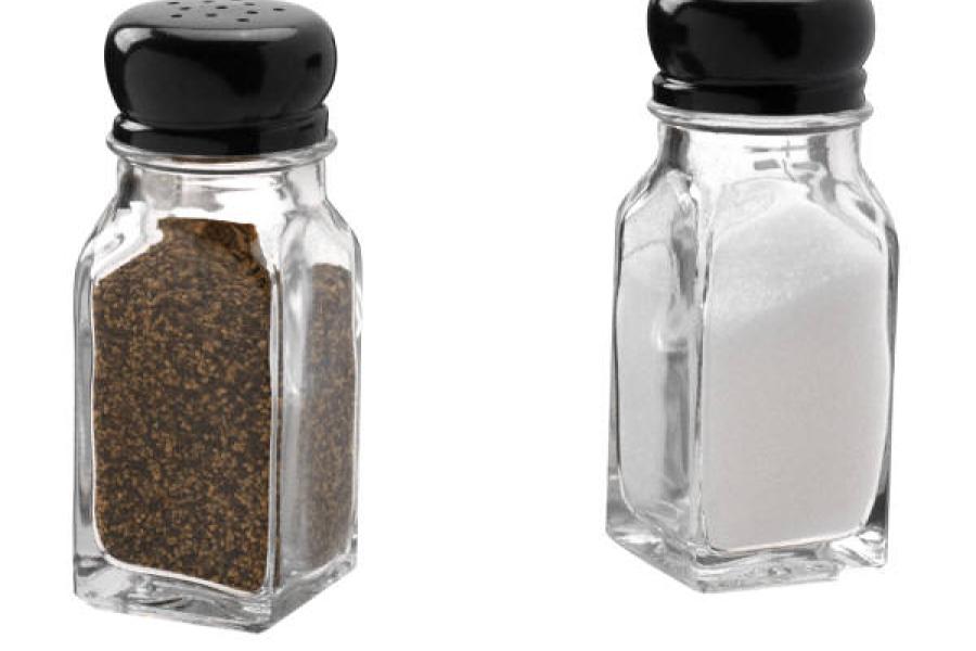 Salero y pimentero con sal y pimienta, condimentos para tener siempre en la despensa