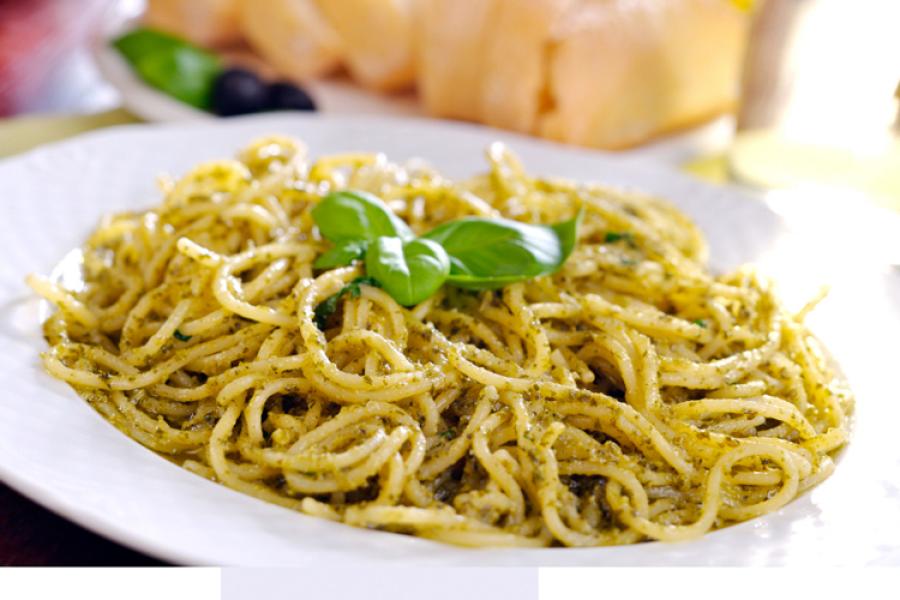 Espagueti con pesto genovés.