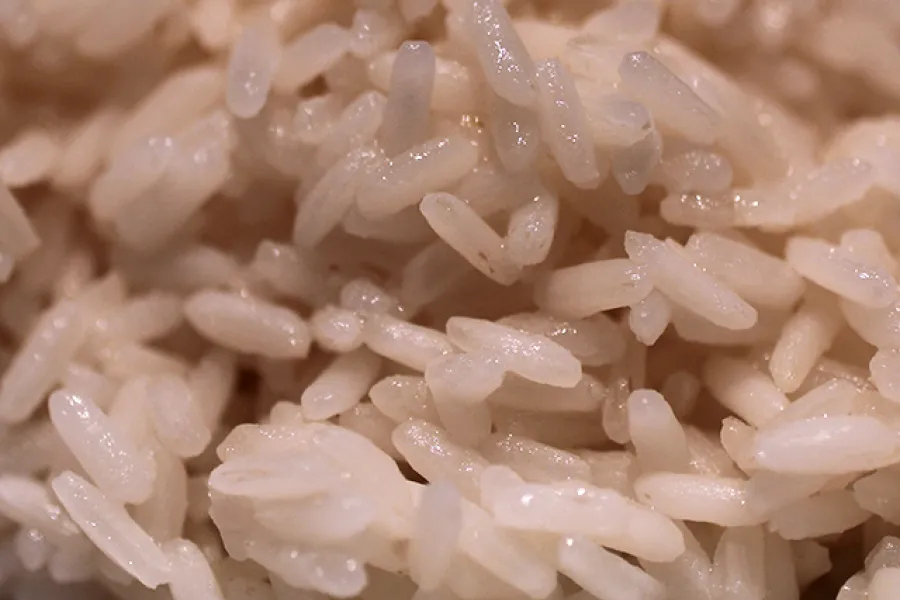 Arroz blanco hervido.