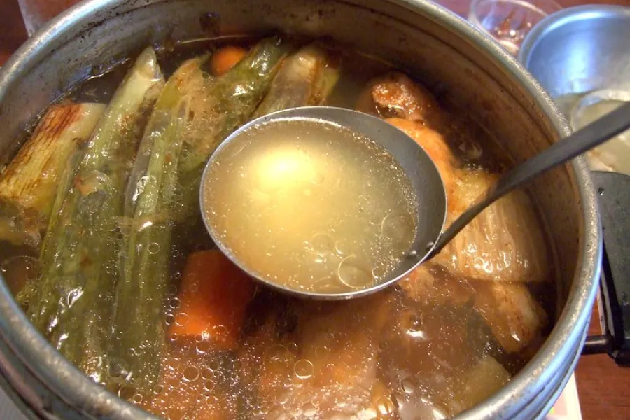Caldo de pollo.