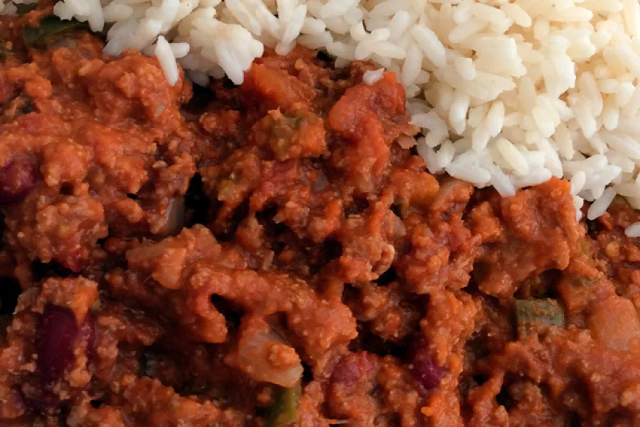 Chile con carne acompañado con arroz blanco.