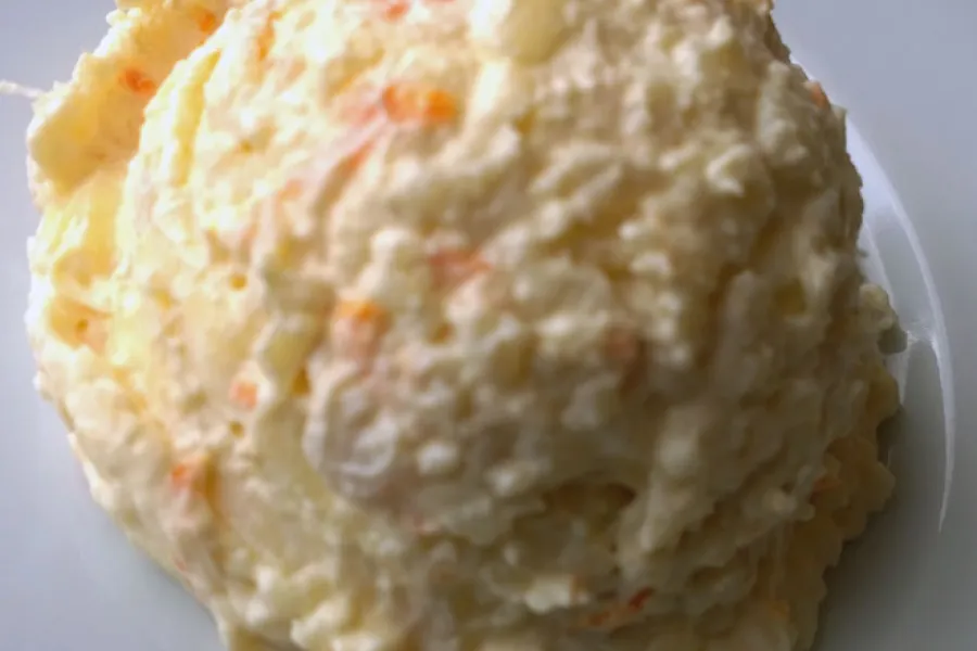 Ensaladilla gaditana presentada en forma de bola.