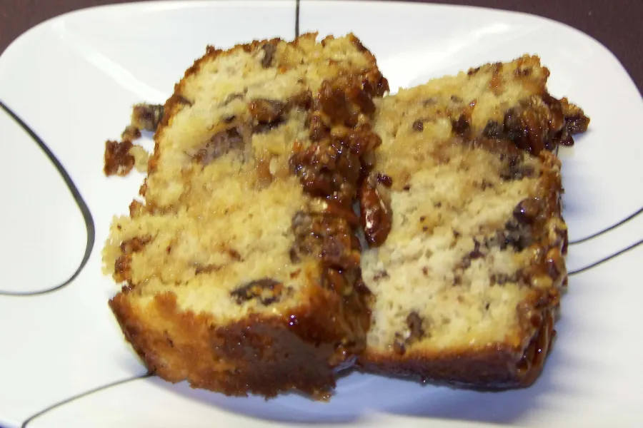 Dos trozos de bizcocho praliné de manzana y nuez en un plato.