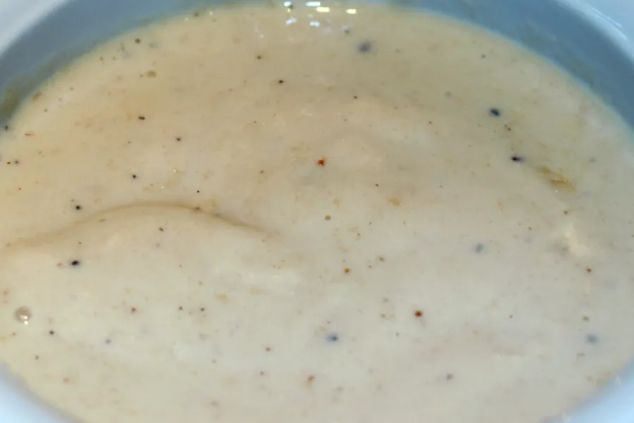 Salsa de pan en un cazo de cerámica de color blanco.