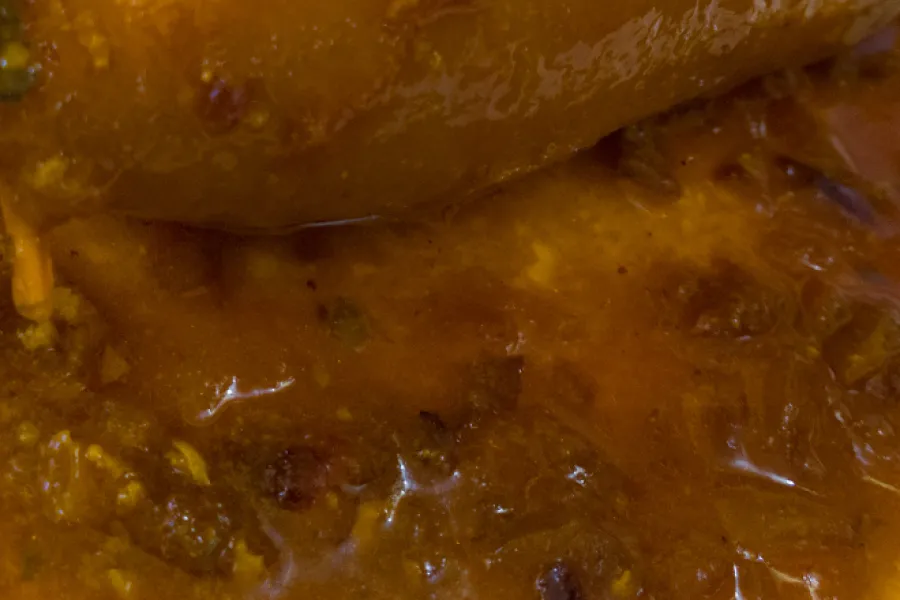 Salsa sencilla al vino para pescado con calamar relleno.