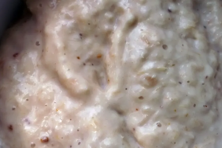 Un cuenco con salsa de rábano picante cremosa.