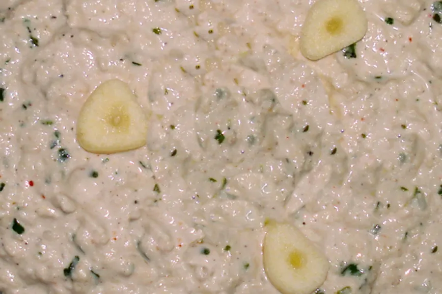 Detalle de una salsa tarator con tahini.
