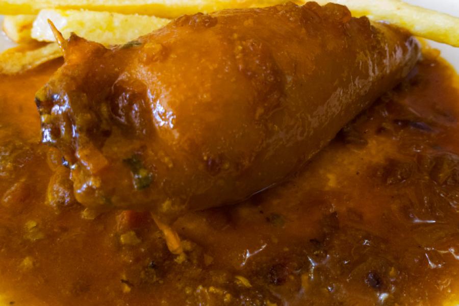 Calamar relleno al estilo gaditano con patatas fritas.