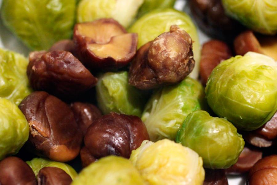 Coles de Bruselas hervidas y salteadas con castañas.