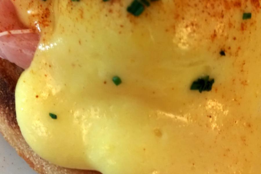 Detalle de un huevo a la benedictina con salsa holandesa.