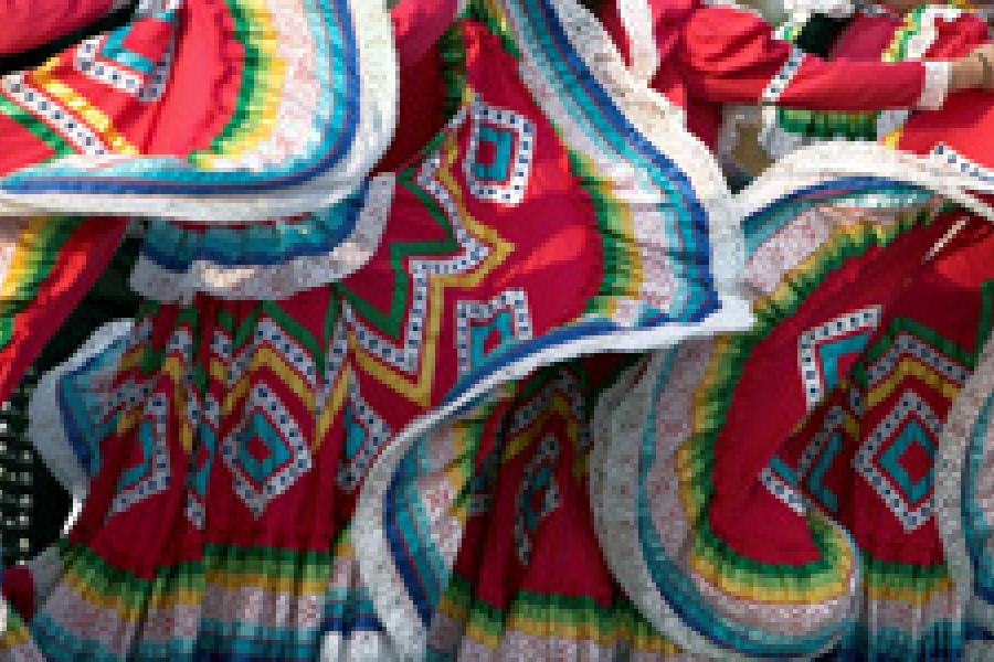 Fiesta mexicana con faldas al vuelo.