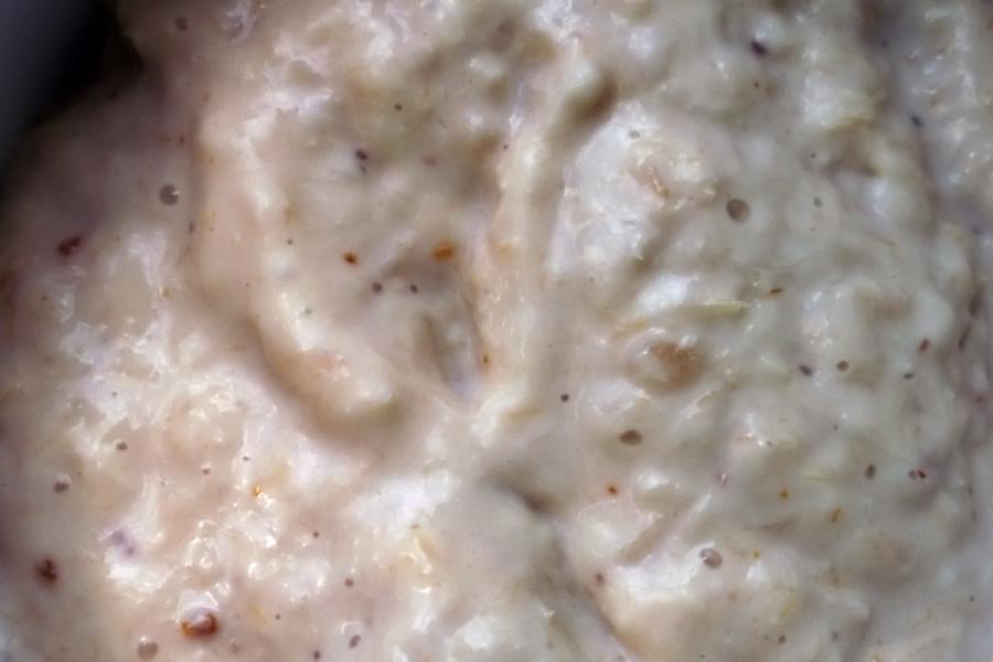 Un cuenco con salsa de rábano picante cremosa.