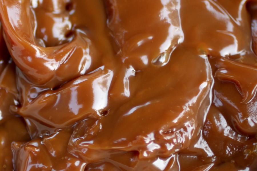 Detalle de salsa tofe espesa.