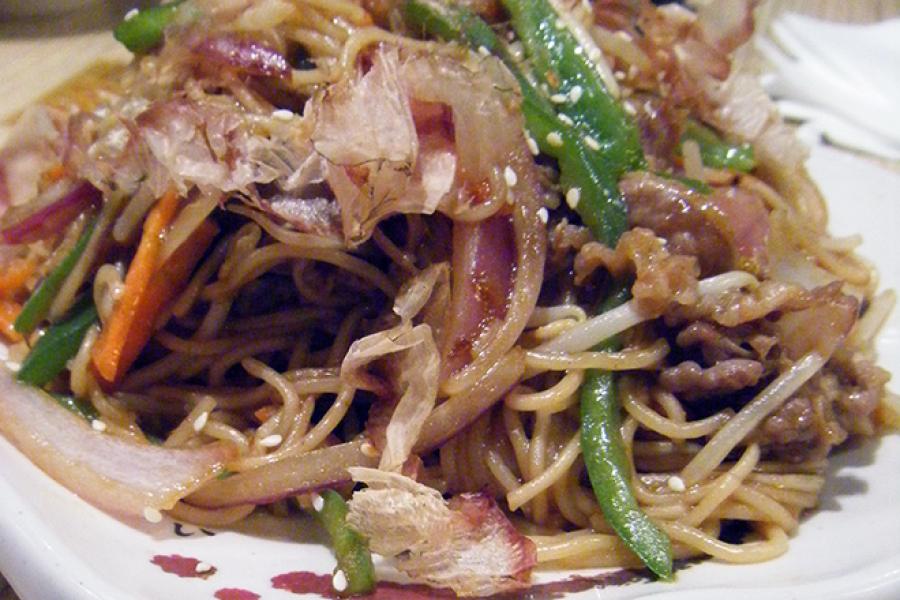 Plato de fideos chinos.