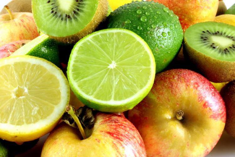 Selección de frutas incluyendo lima, limón, kiwi y manzana.