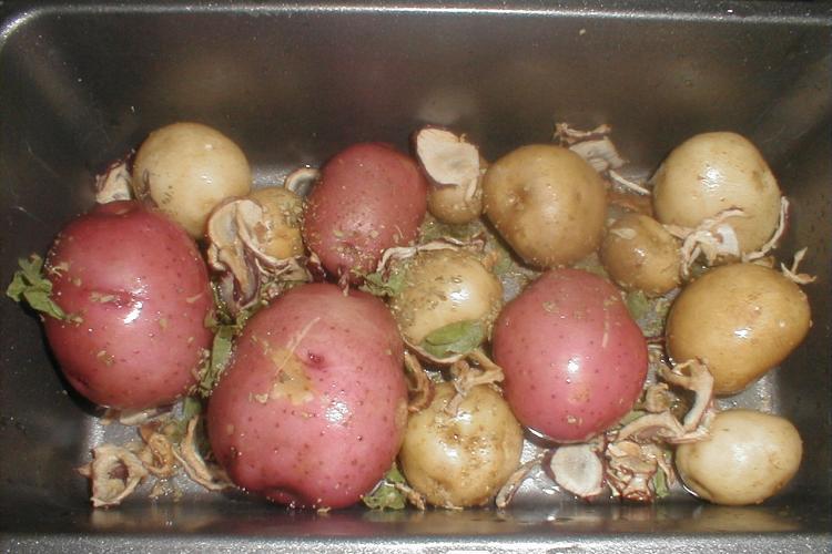 Patatas blancas y rojas en una fuente de horno.