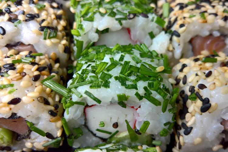 Sushi estilo rollitos de California.