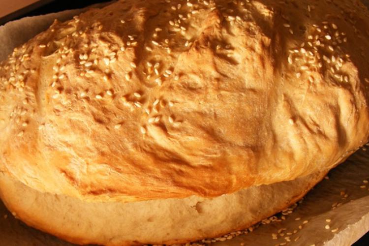 Pan blanco casero hecho con harina de trigo.