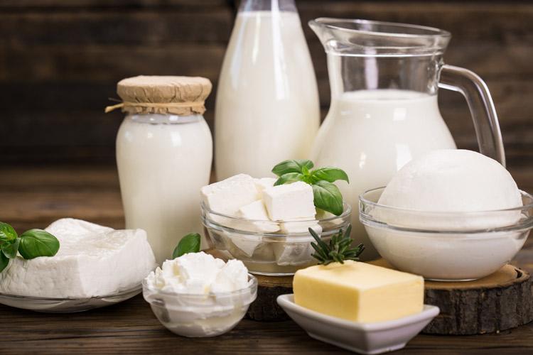 Selección de productos lácteos, incluyendo leche, mantequilla, queso fresco y yogur.