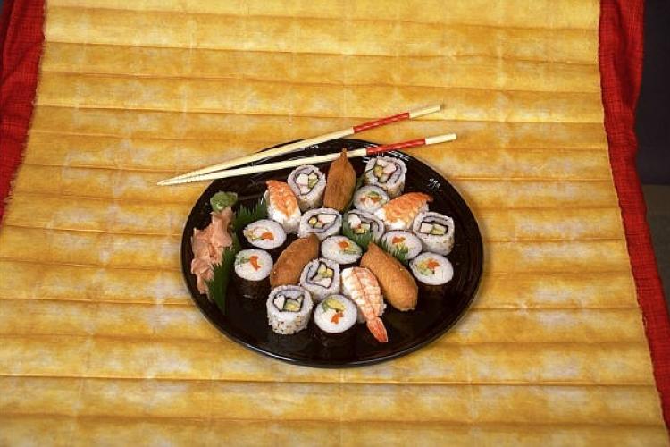 Plato de sushi sobre estera de bambú.