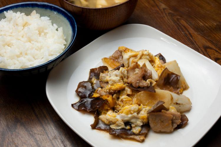Cerdo mu shu en un plato con arroz en un cuenco.
