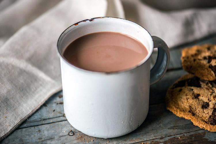 Una taza con chocolate caliente.