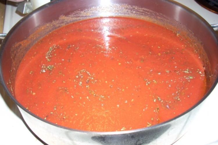 Salsa de tomate en bol metálico.