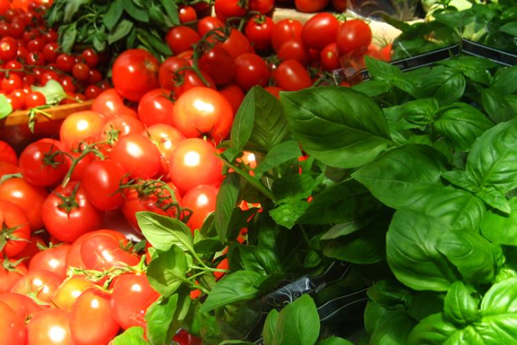 Tomates y albahaca en el mercado.