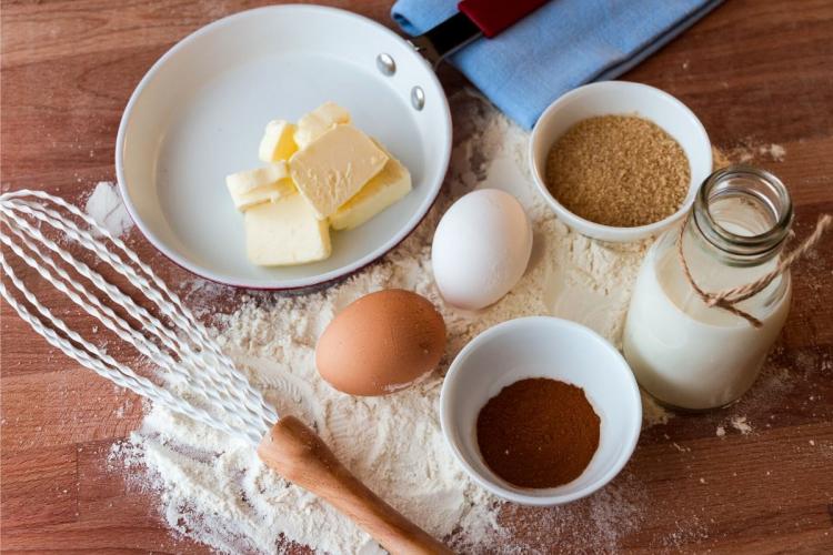 Ingredientes para hacer una masa, incluyendo mantequilla.