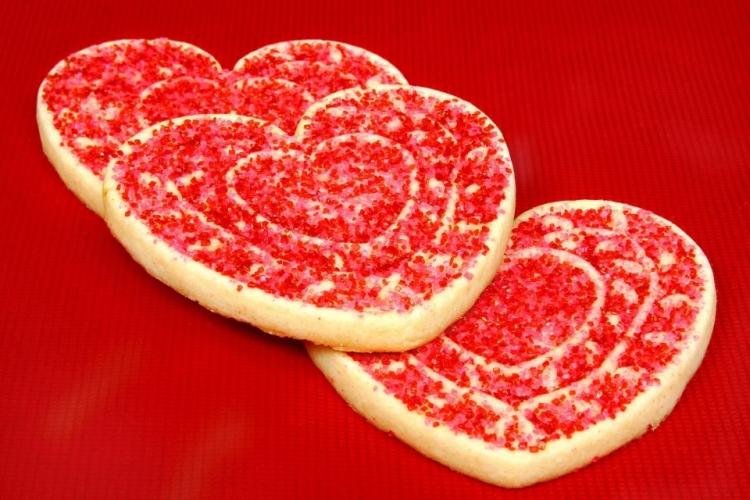 Galletas de azúcar en forma de corazón, motivo para el día de San Valentín.