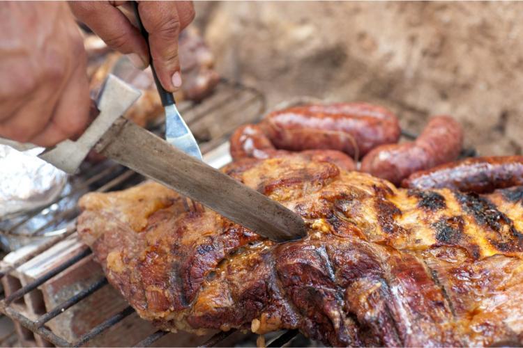 Como es normal en un país productor de carne, la barbacoa es popular en Argentina.
