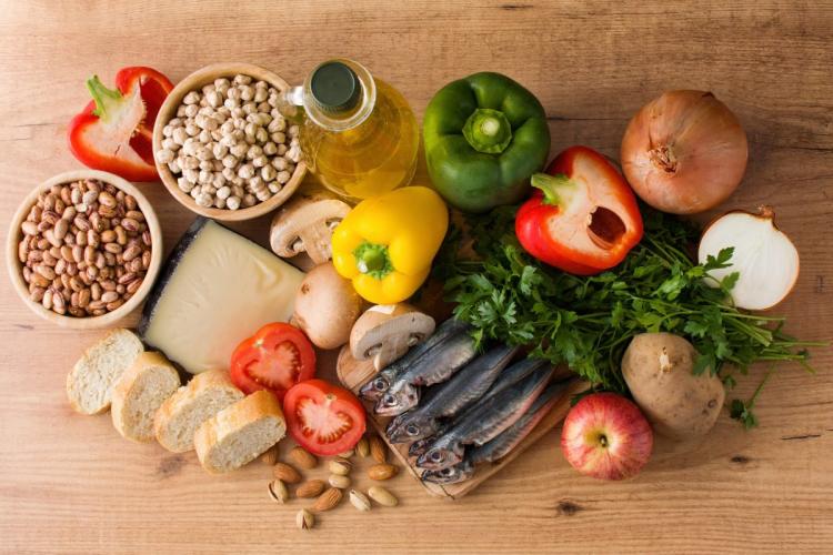 Una selección de ingredientes típicos de la dieta mediterránea incluyendo pescado, legumbres y frutos secos.