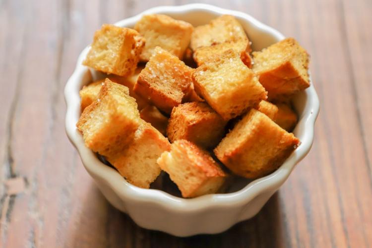 Un cuenco con dados de tofu fritos hasta quedar crujientes.