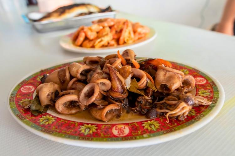 Un plato con anillas de calamar en adobo filipino.
