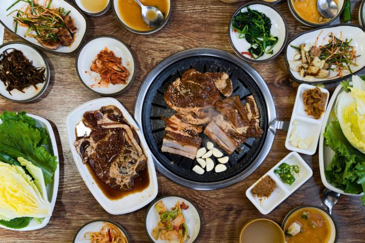 Barbacoa coreana en un restaurante, se cocina en la mesa.