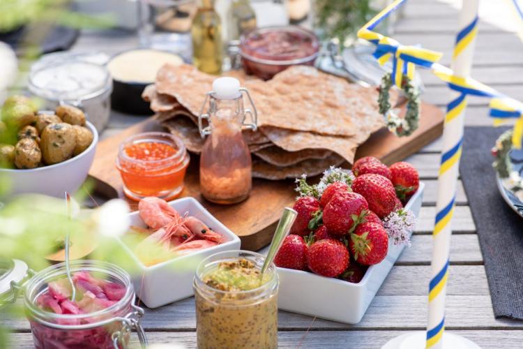 Mesa con comida de verano al estilo sueco.