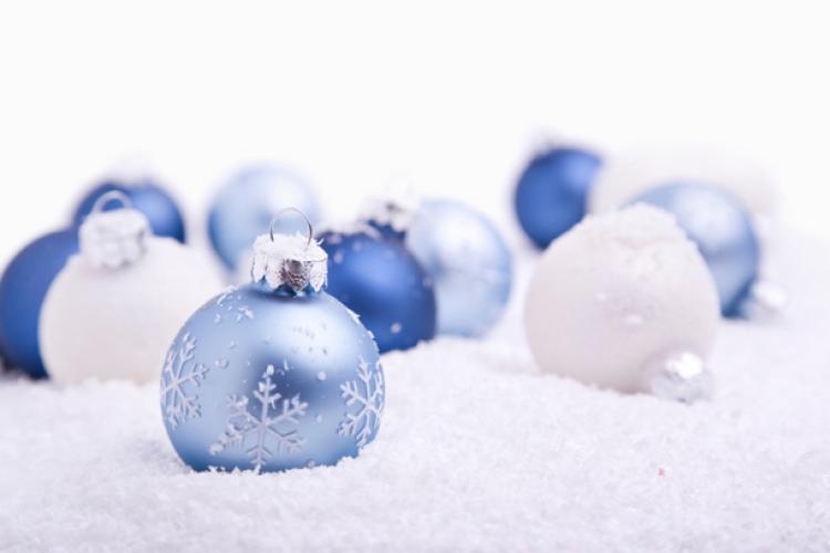 Bolas de navidad azules y plateadas.