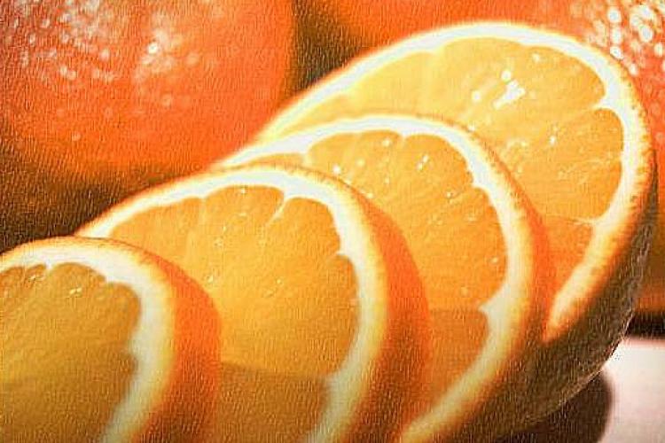 Naranja cortada en rodajas.