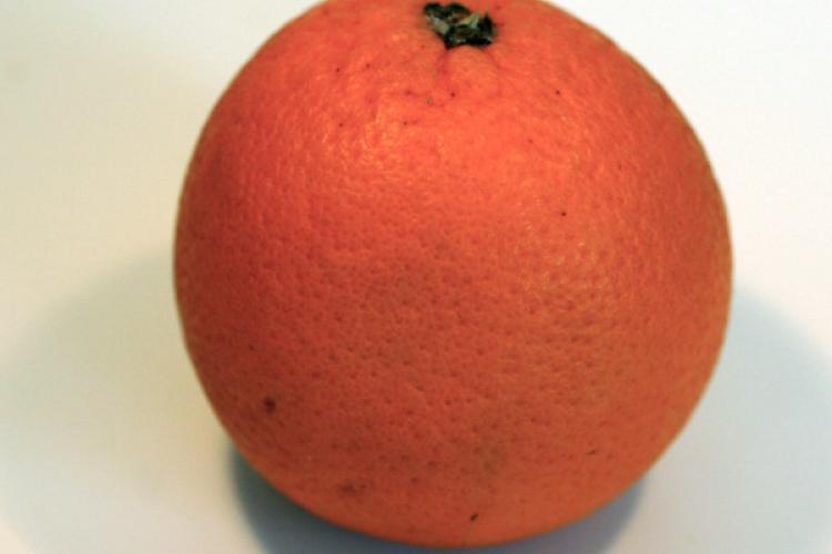 Una naranja con la piel sin encerar.