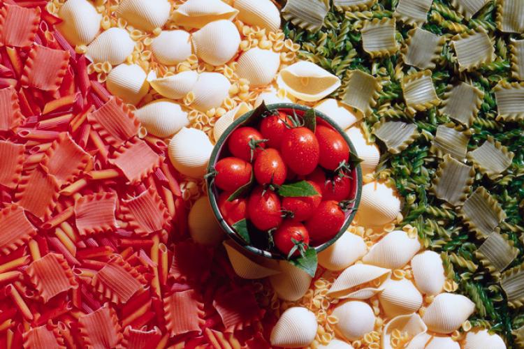 Tomates y pasta roja, blanca y verde, los colores de la bandera italiana.